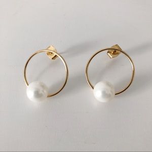 Delicate hoop with pearl earrings